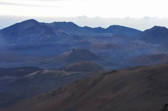 O sol nasce e nos mostra a paisagem lunar no topo do vulcão Haleakala, em  Maui, no Havaí